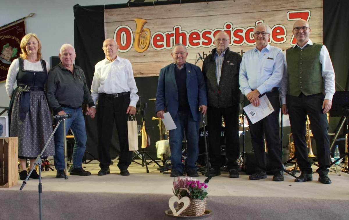 Unsere Jubilare v.l.: Waldemar Muth, Ewald Sauer, Gerhard Schmidt, Werner Reutzel, Horst Faust, umrahmt von den Vorstizenden Andrea Faust und Christoph Brandner