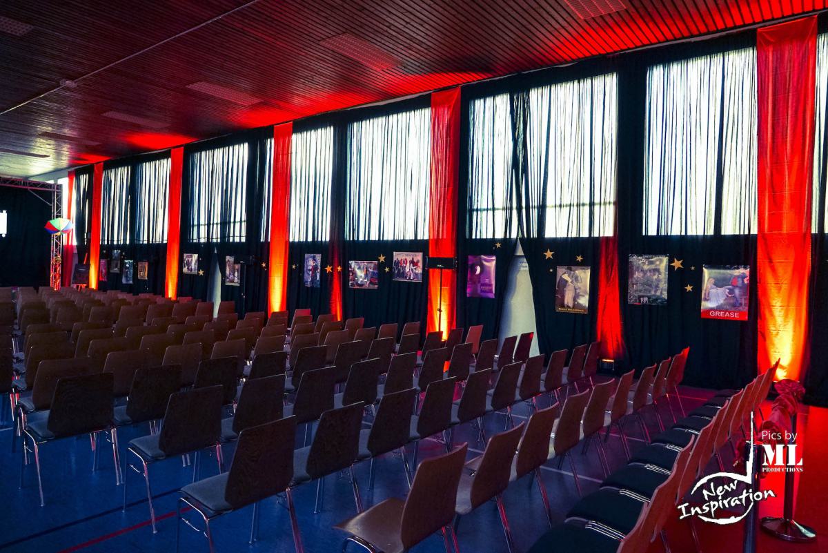 Kurz vor Beginn - Das Deko Team hat ein stimmungsvolles Ambiente gezaubert...