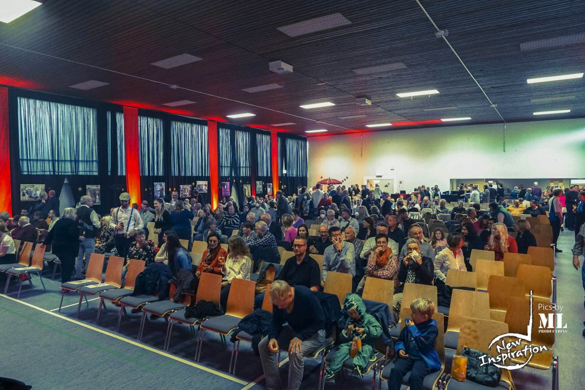 ...die Halle füllt sich...