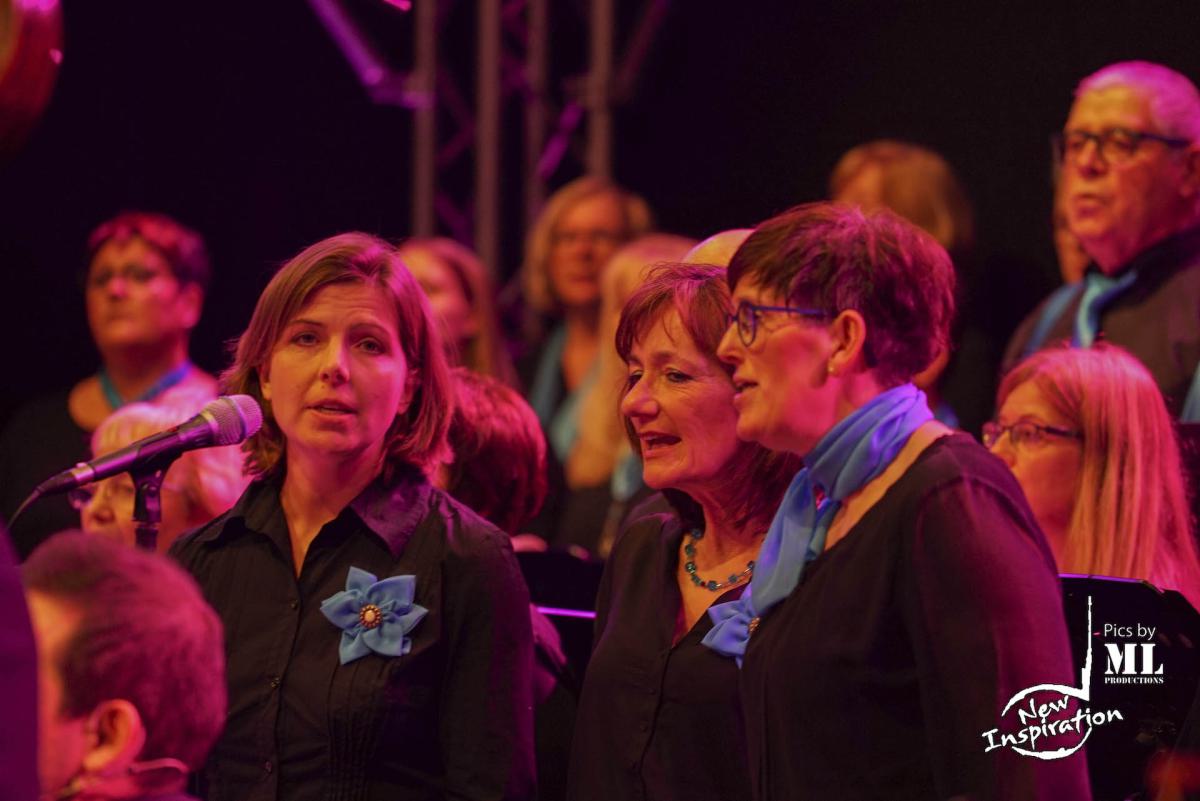 ... Carina, Ruth und Claudia stimmen mit ein...