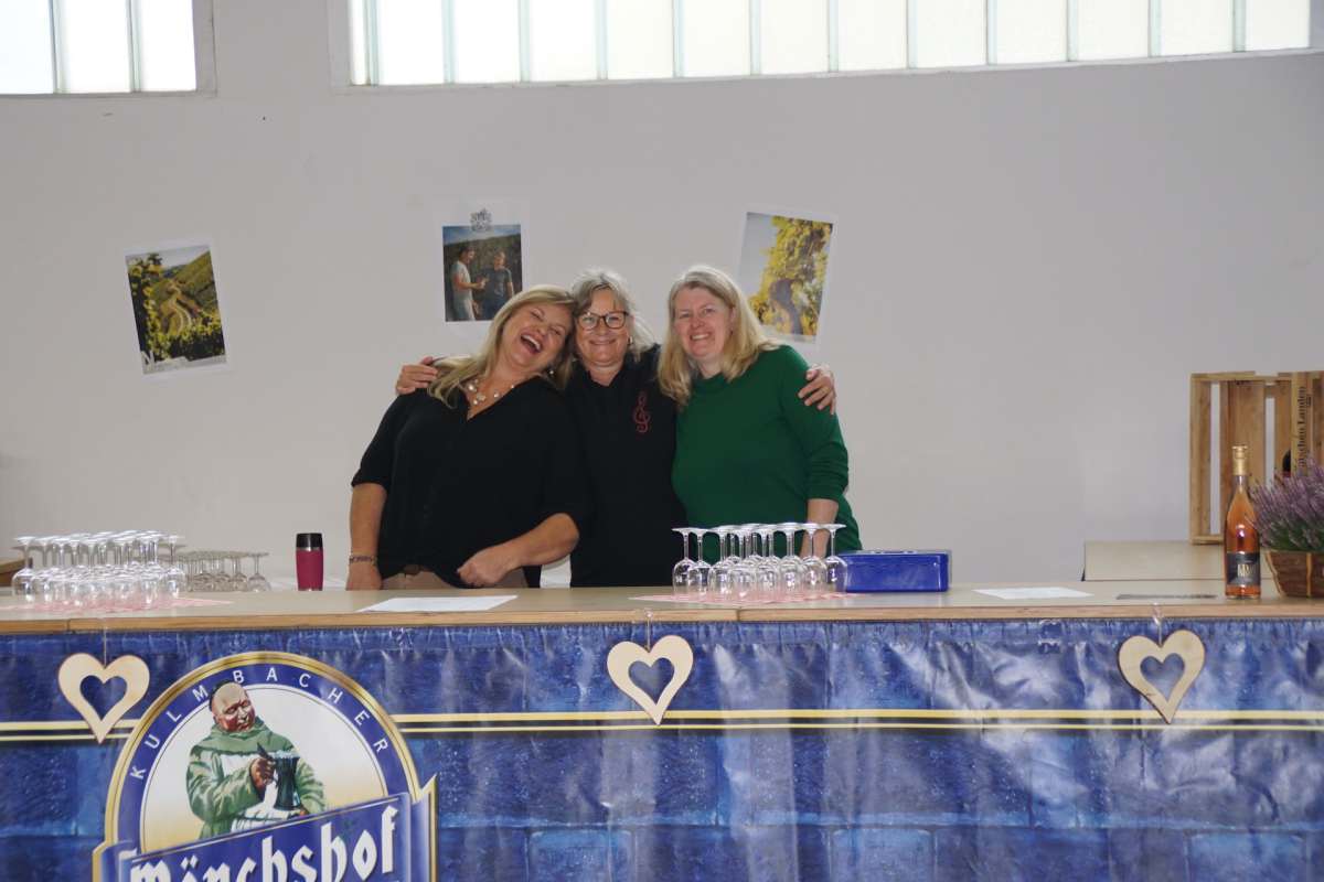 Die Weinköniginnen am Weinstand